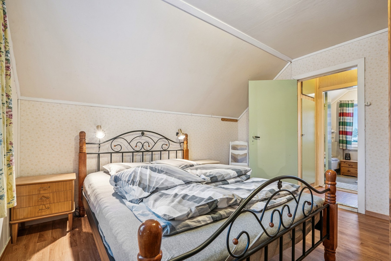 Hovedsoverom med plass til dobbeltseng, nattbord og garderobeskap. Galleribilde