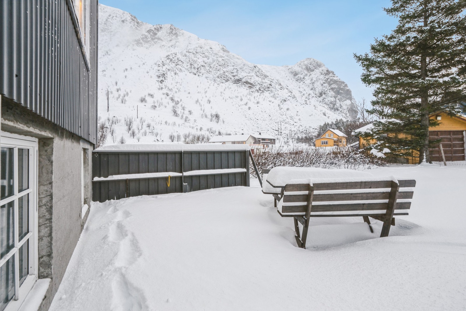 Boligen byr på 2 terrasser, en på bakkeplan og en med utgang fra rom på loftet. Galleribilde