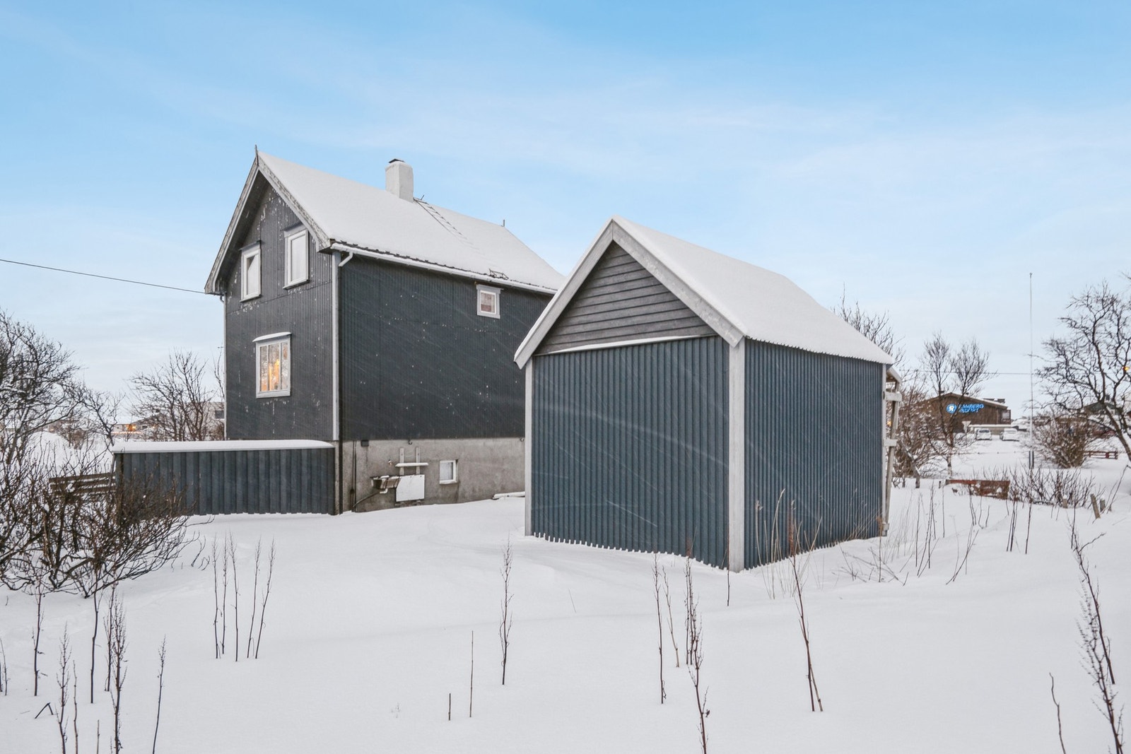 På tomten er det også oppført en frittstående bod. Galleribilde
