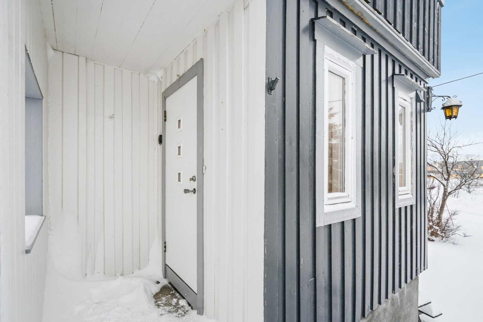 Overbygd inngangspart inn til boligen. Galleribilde