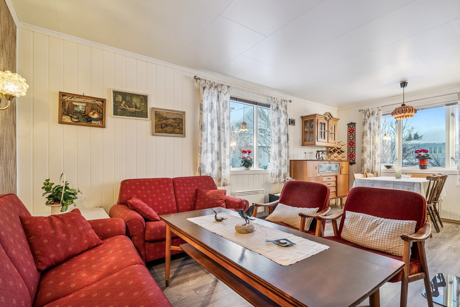 Her er det plass til både sofa og spisebord. Galleribilde