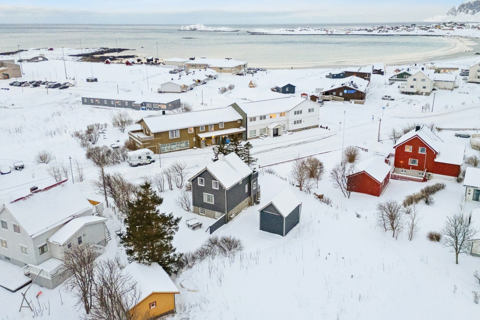 Eiendommen ligger sentralt til på Ramberg med gangavstand til sentrum, matbutikk, skole, barnehage og idrettsanlegg. Galleribilde