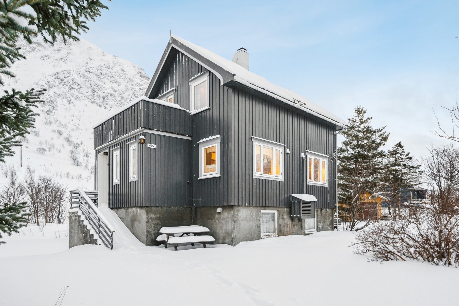 Sentral beliggende eiendom på Ramberg med kort gange til populære Rambergstranda. Galleribilde