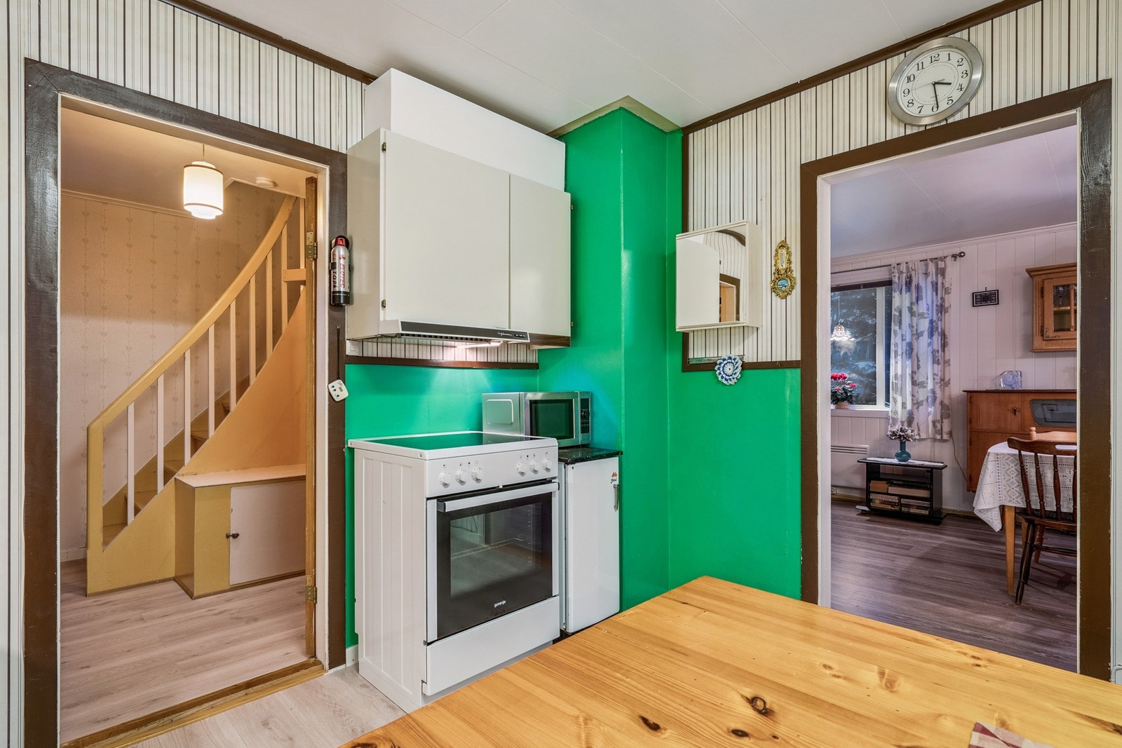 Fra kjøkkenet er det også utgang til gangen. Galleribilde