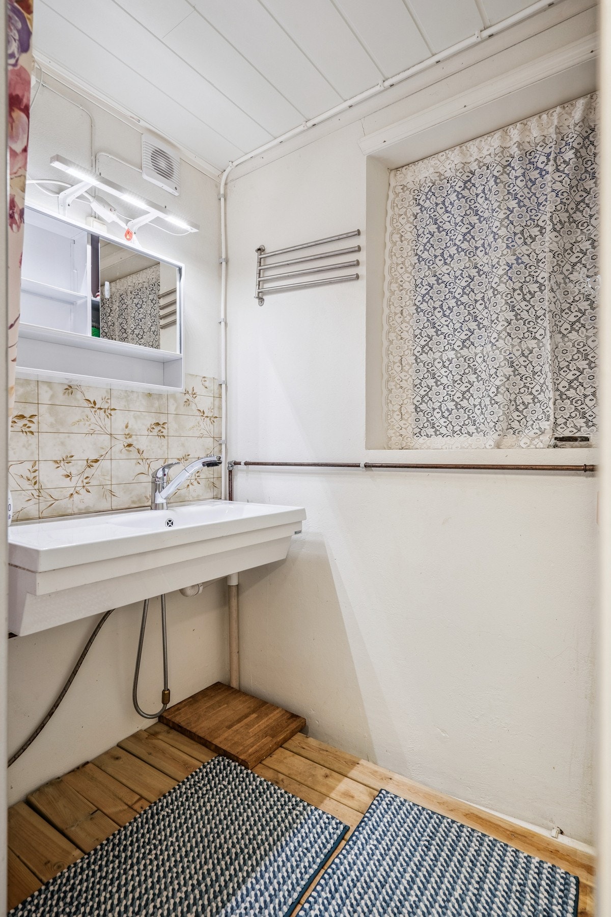 Deler av bad i kjeller. Galleribilde