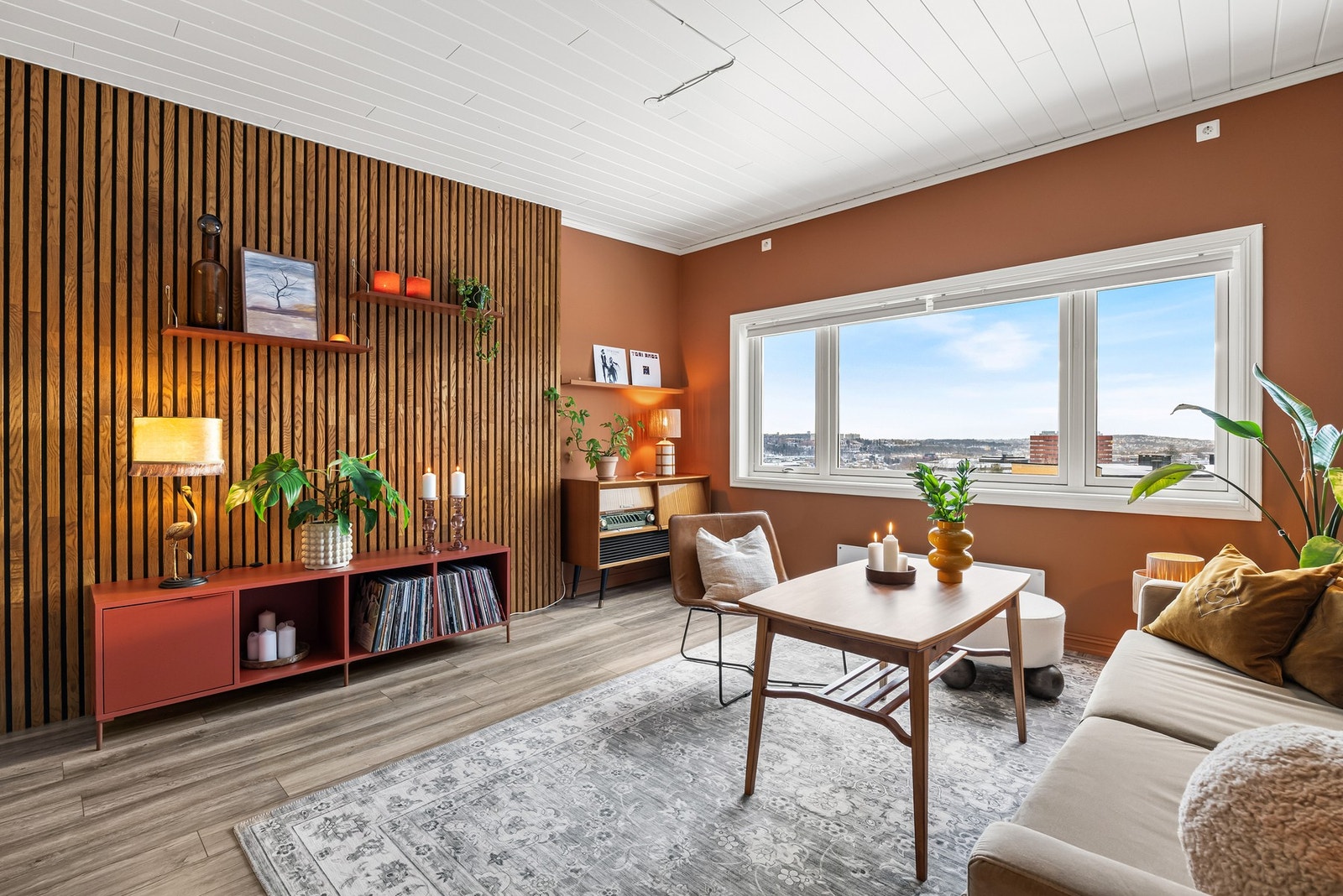 Stilig kontrastvegg med heltre eik spiler ble for ikke lenge siden montert i stuen. Galleribilde