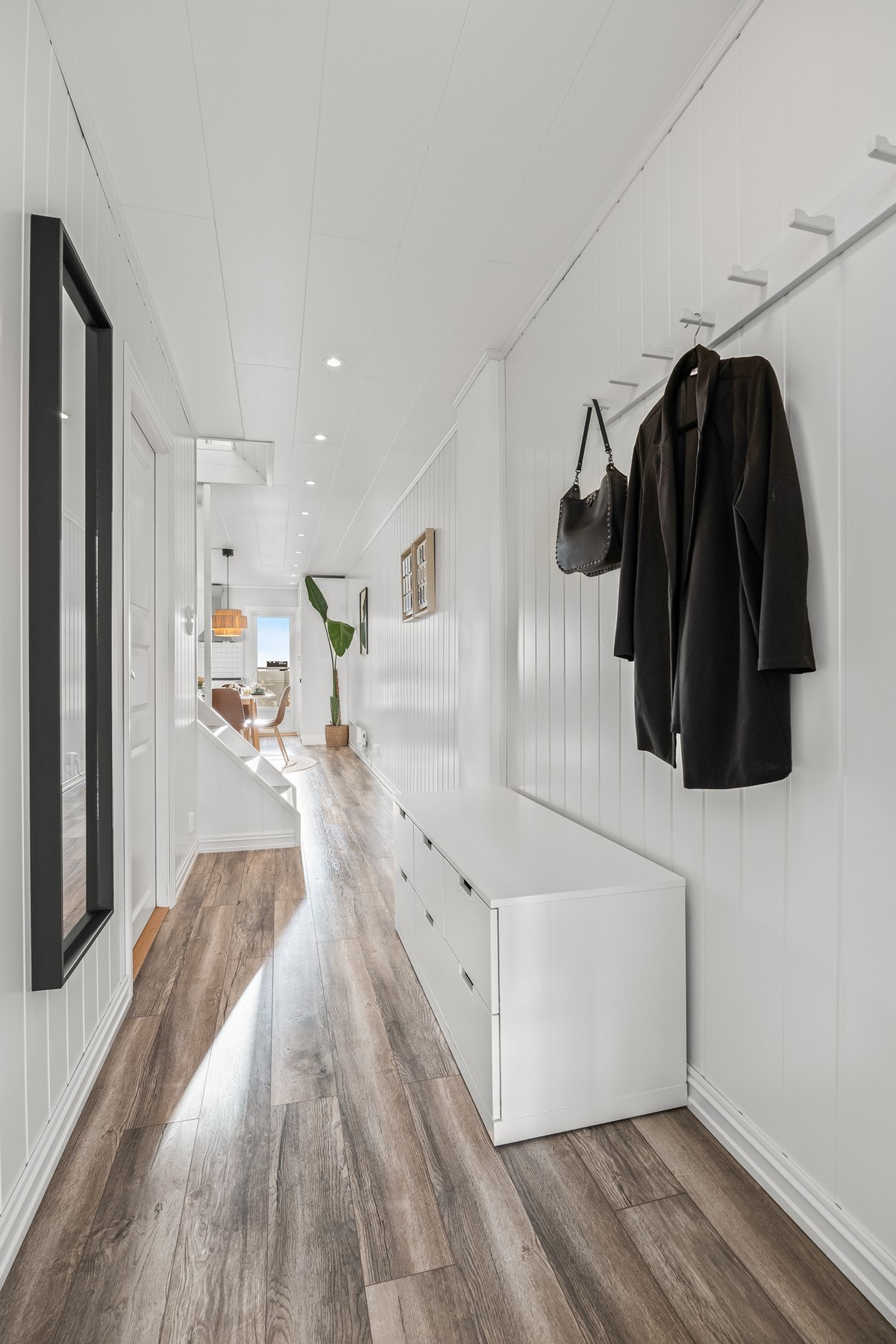 Lys og innbydende entré ønsker deg velkommen! Plass til oppbevaring av ytterbekledning. Et godt førsteinntrykk venter deg! Galleribilde