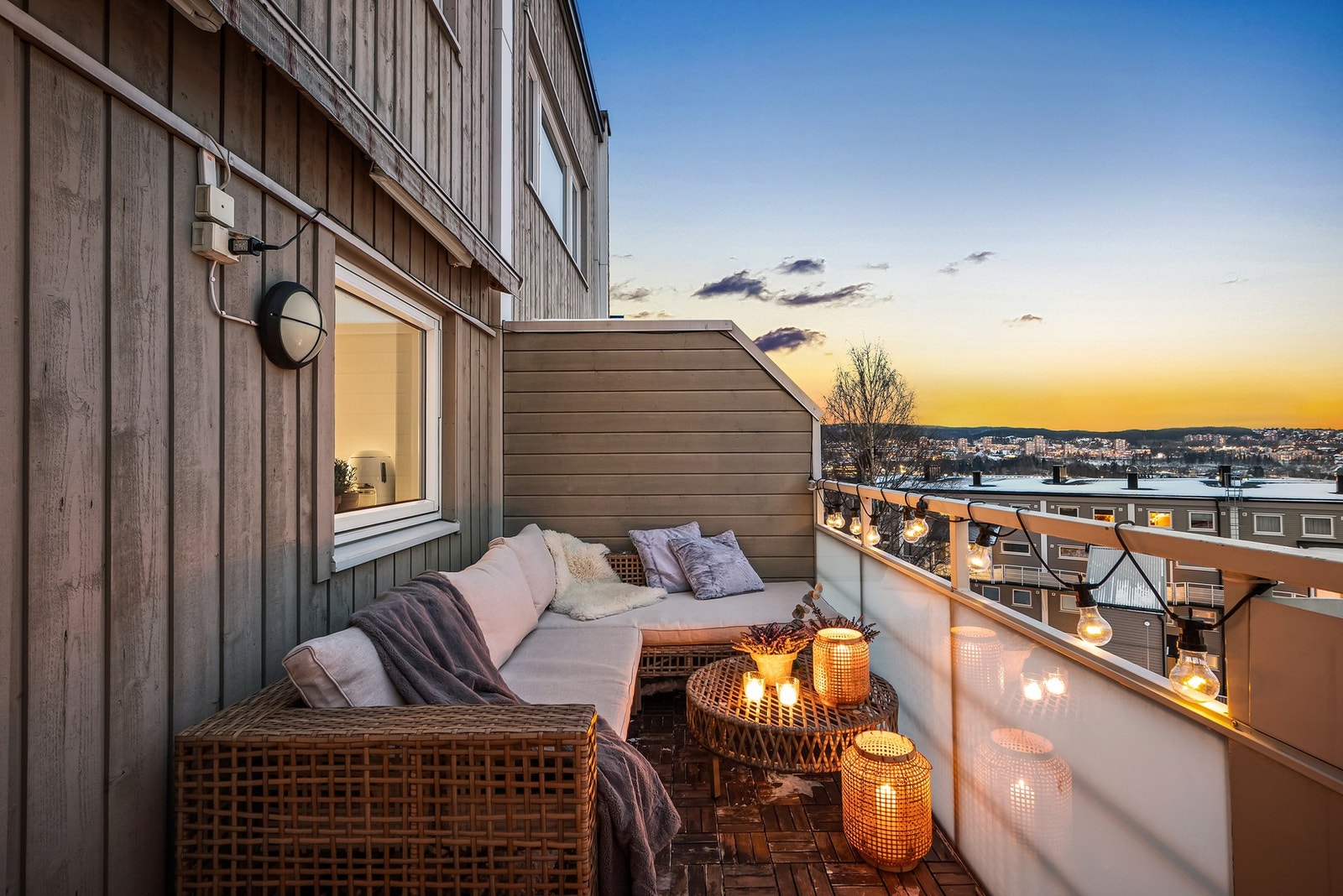 Nyt middagen her ute på fine sommerdager. Det er tillatt med både gass- og elektrisk grill. Galleribilde