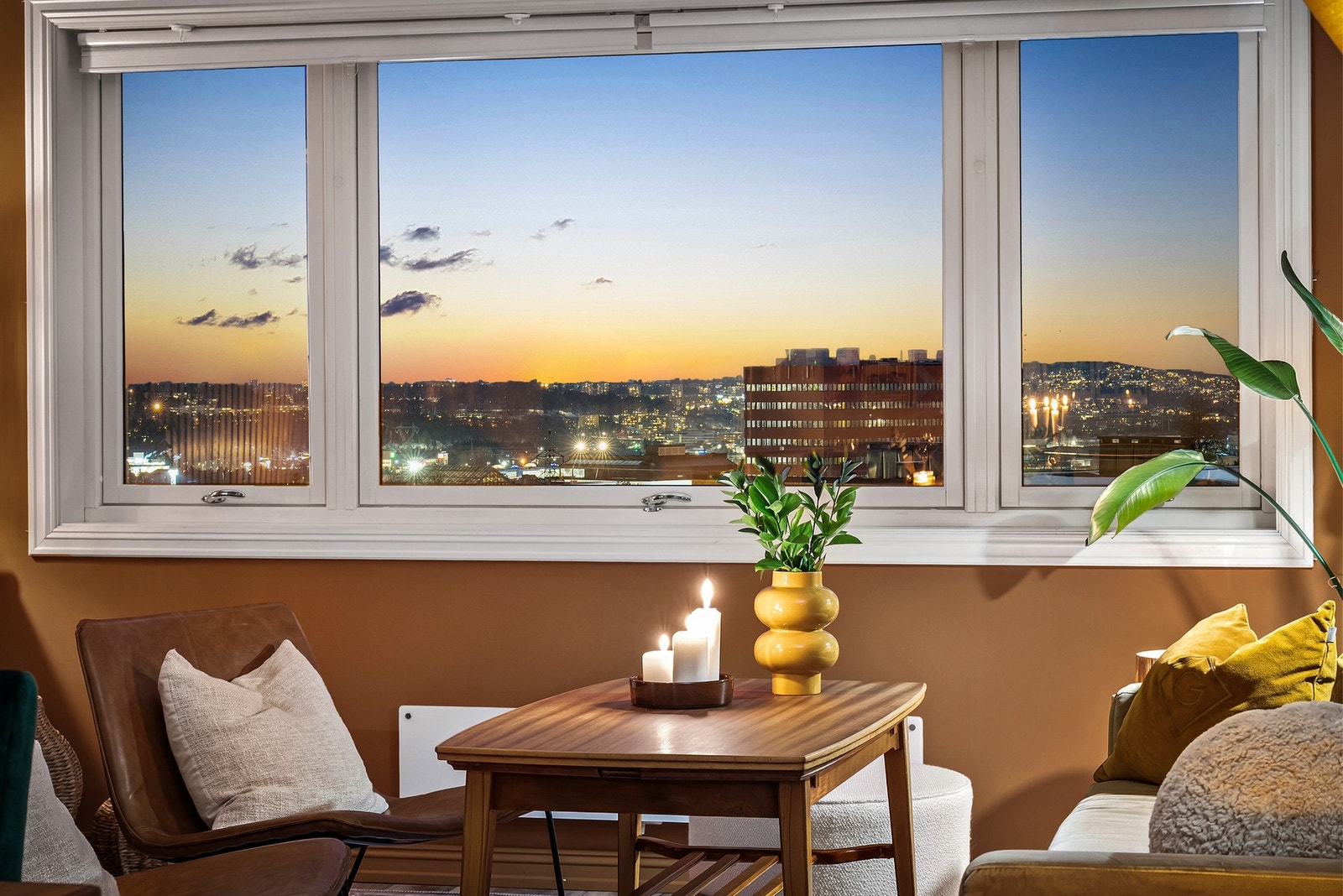 Nyt en god utsikt over borettslagets flotte fellesarealer og nærområdet fra stuevinduet. Galleribilde