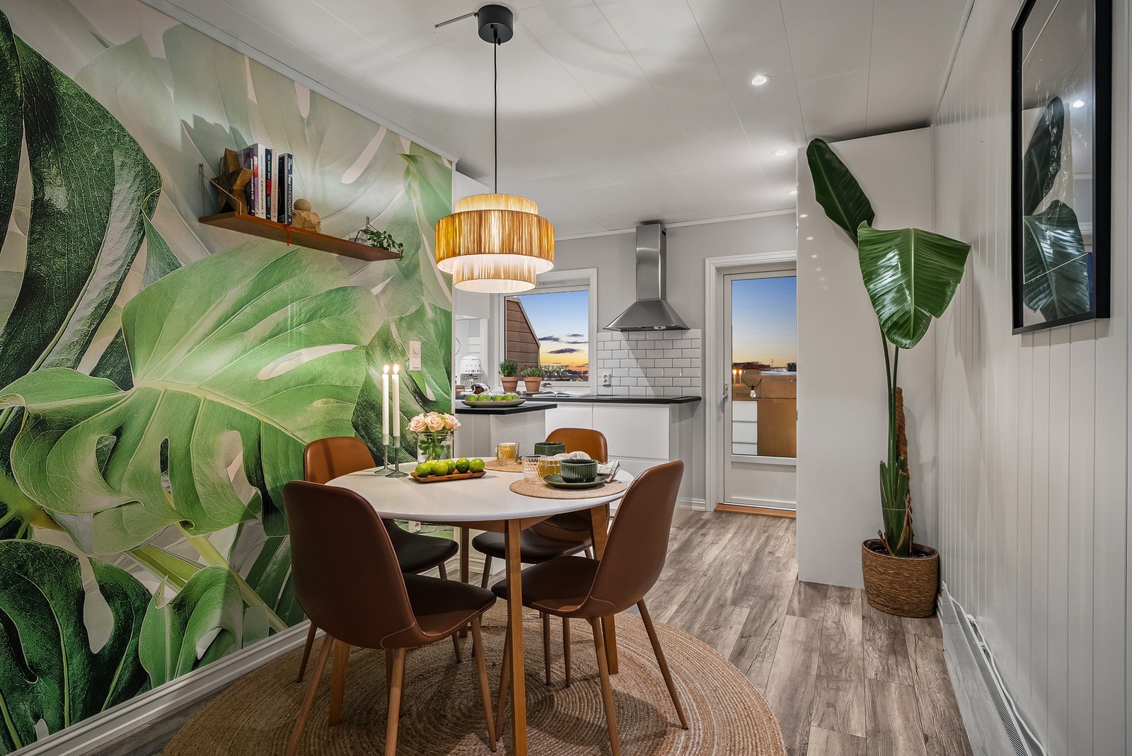 Kjøkkenet ligger nede i 1. etasje og byr på en sosial planløsning ved at du har plass til spisebord i tilknytning til kjøkkeninnredningen. Galleribilde