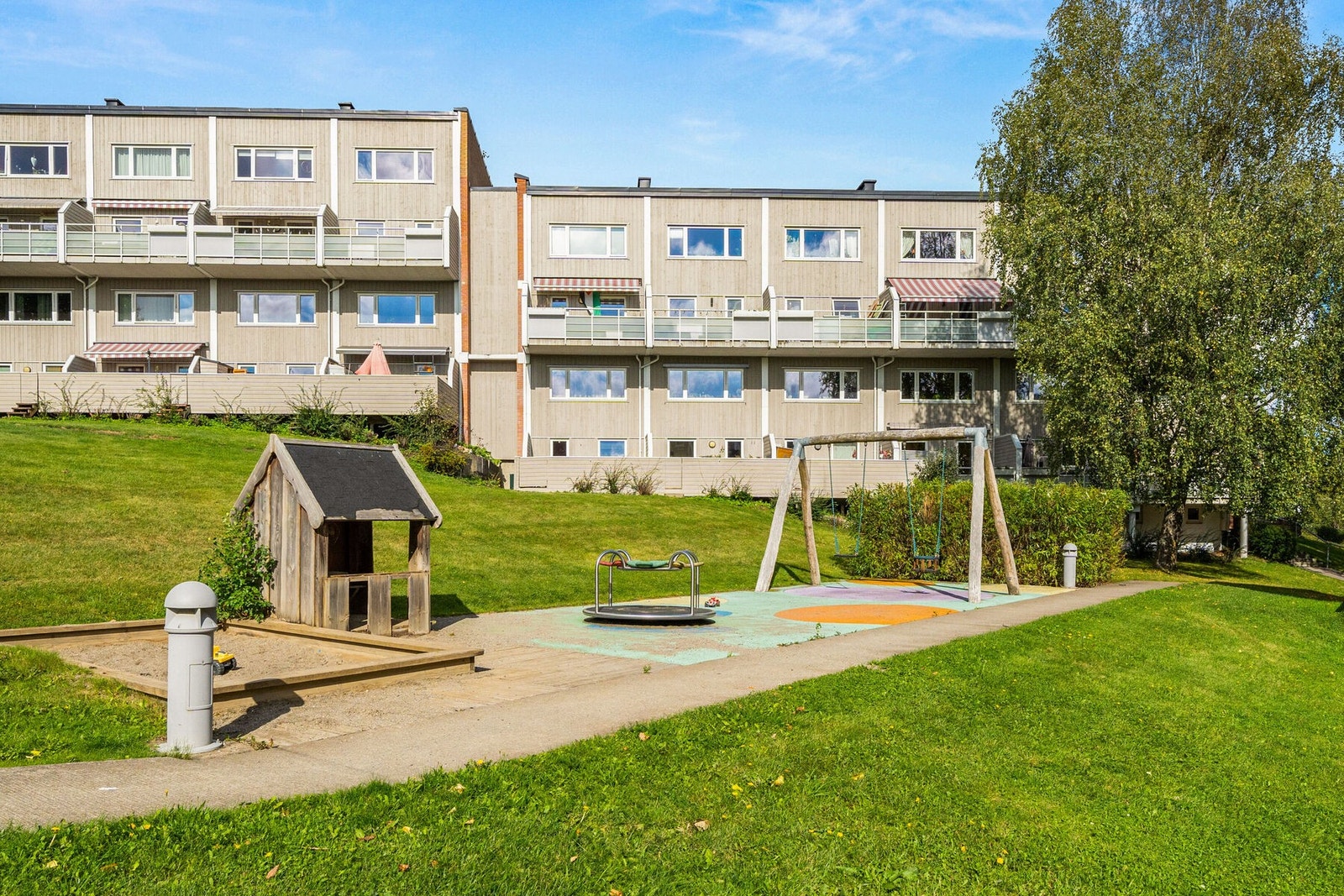 Det er lagt til rette for trygge omgivelser for de minste med nyere lekeapparater. Galleribilde