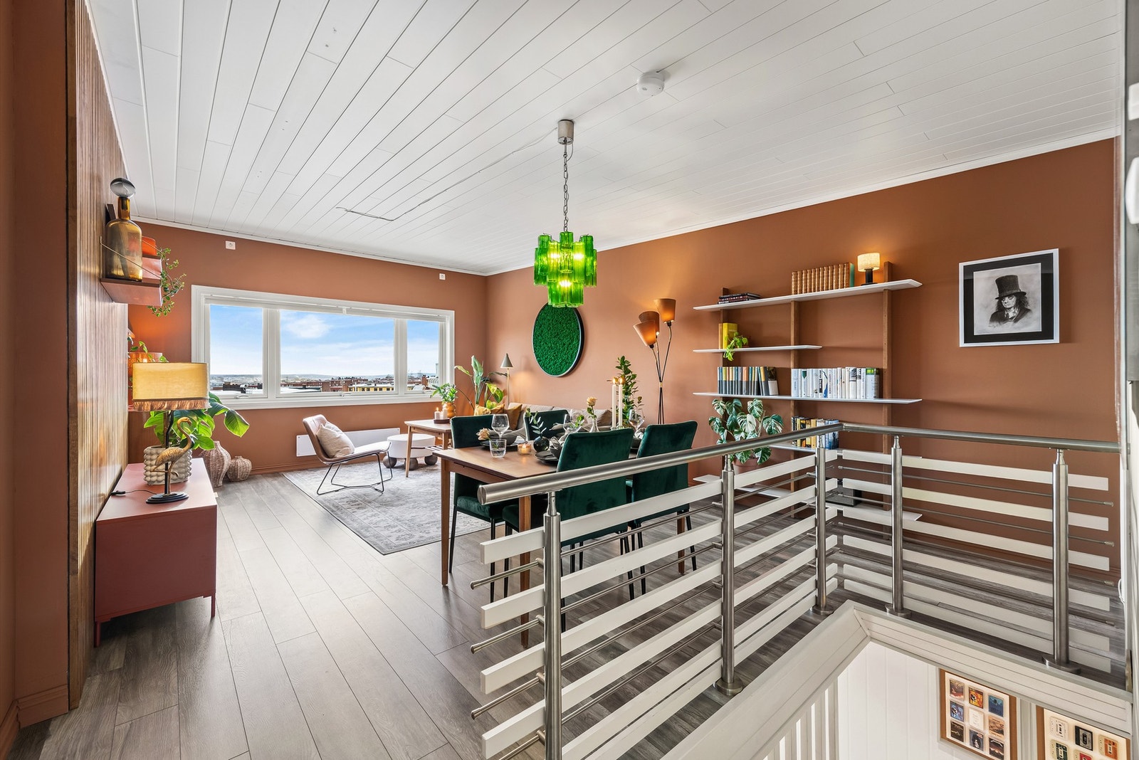 Stuen bader i naturlig lys gjennom store, nyere vindusflater. I kombinasjon med et nydelig fargevalg gir det en behagelig atmosfære. Galleribilde