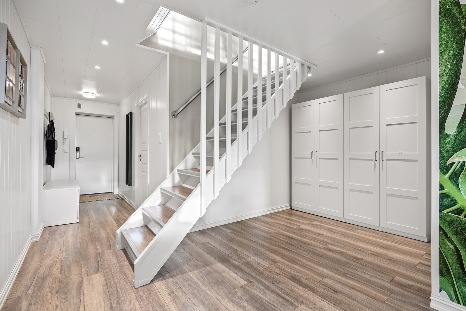 I forbindelse med trappegangen er det montert opp et romslig garderobeskap som har masse plass til hverdagslig lagring. Garderobeskapet medfølger. Galleribilde