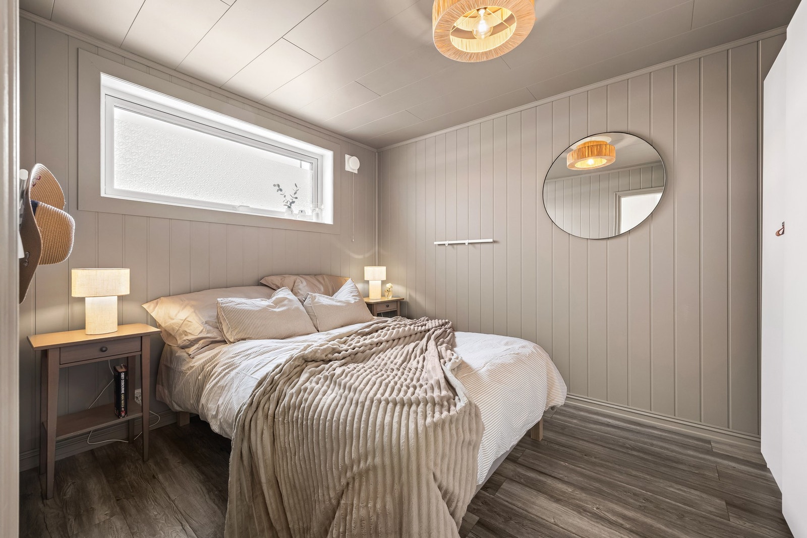 Boligen har tre koselige soverom. Hovedsoverommet er nymalt i år og har plass til dobbeltseng med tilhørende møblement. Galleribilde