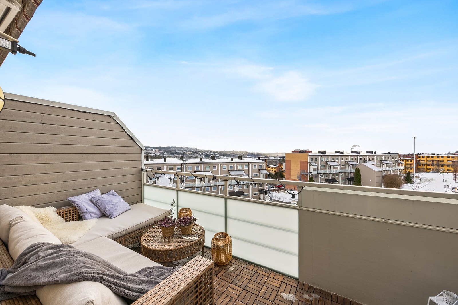 Det er god plass til utemøblement, grill og diverse beplantninger. Galleribilde