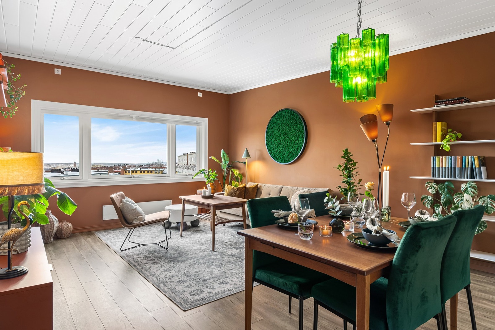 For de hyggelige familiemåltidene er det god plass til eget langbord i stuen. Galleribilde