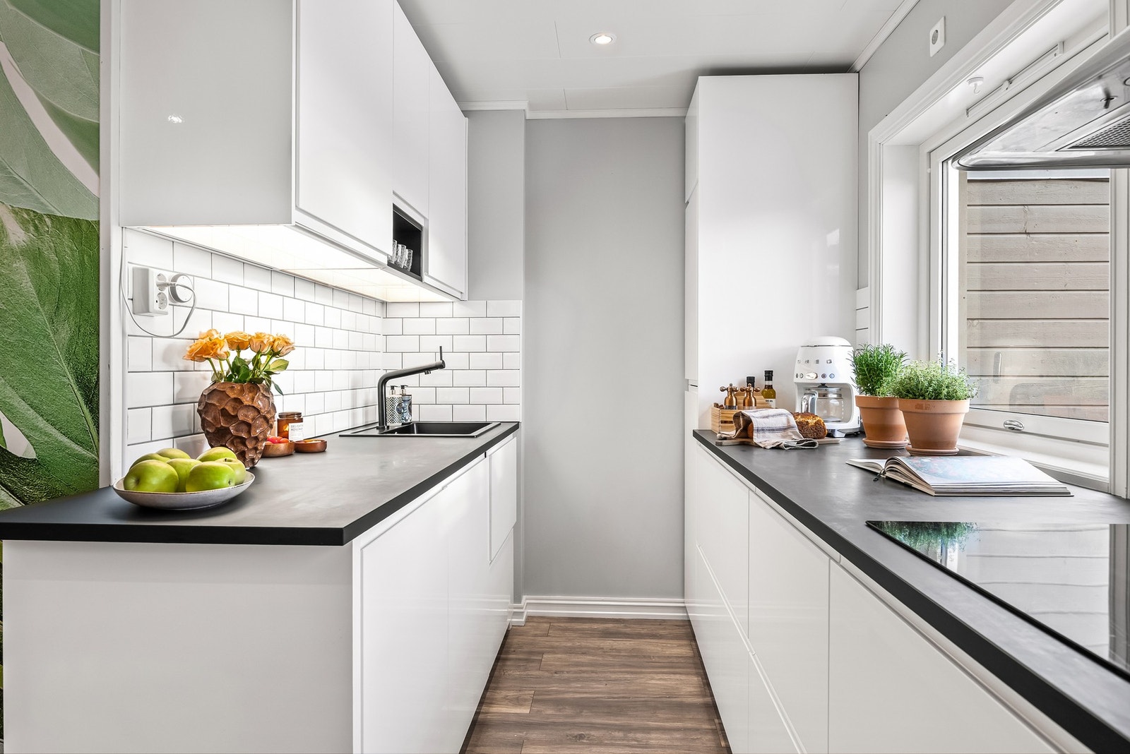 Lys og tidløs innredning med utelukkende integrerte hvitevarer. Galleribilde