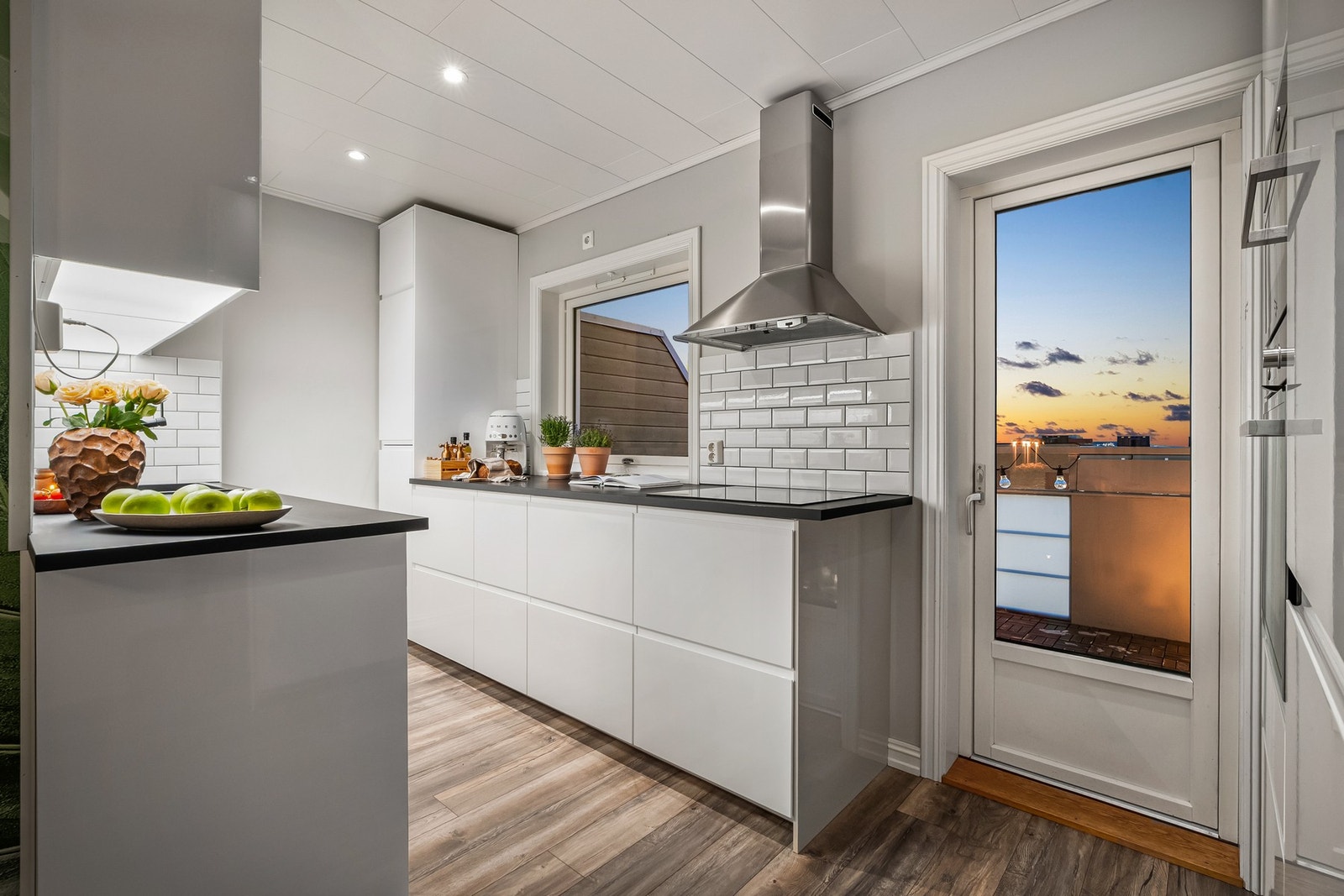 Innredningen er fra 2019 og fremstår som moderne. Utgang til balkongen samt et stort vindu gjør det til et godt arbeidsrom til tilberedning av måltidene. Galleribilde