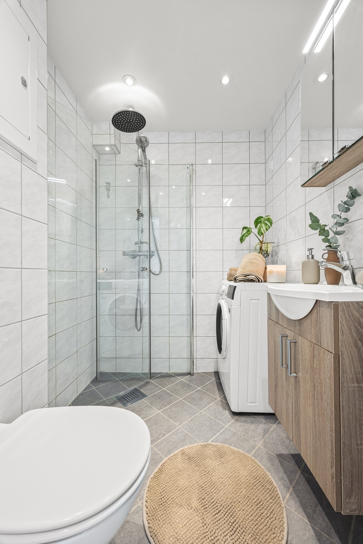 Moderne innredning og opplegg til vaskemaskin. Galleribilde