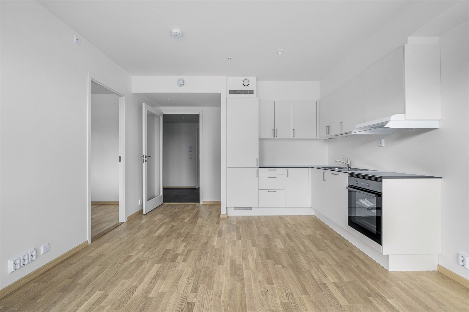 Pent kjøkken med integrerte hvitevarer. Galleribilde