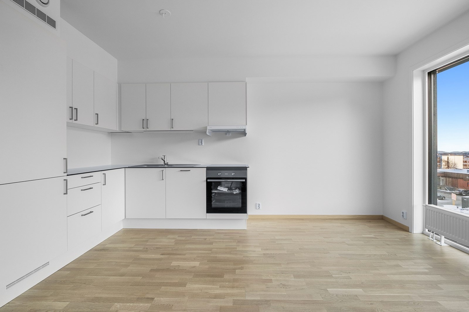 Stue/kjøkken er på hele 21kvm som gir plass til både sofa og spisebord Galleribilde