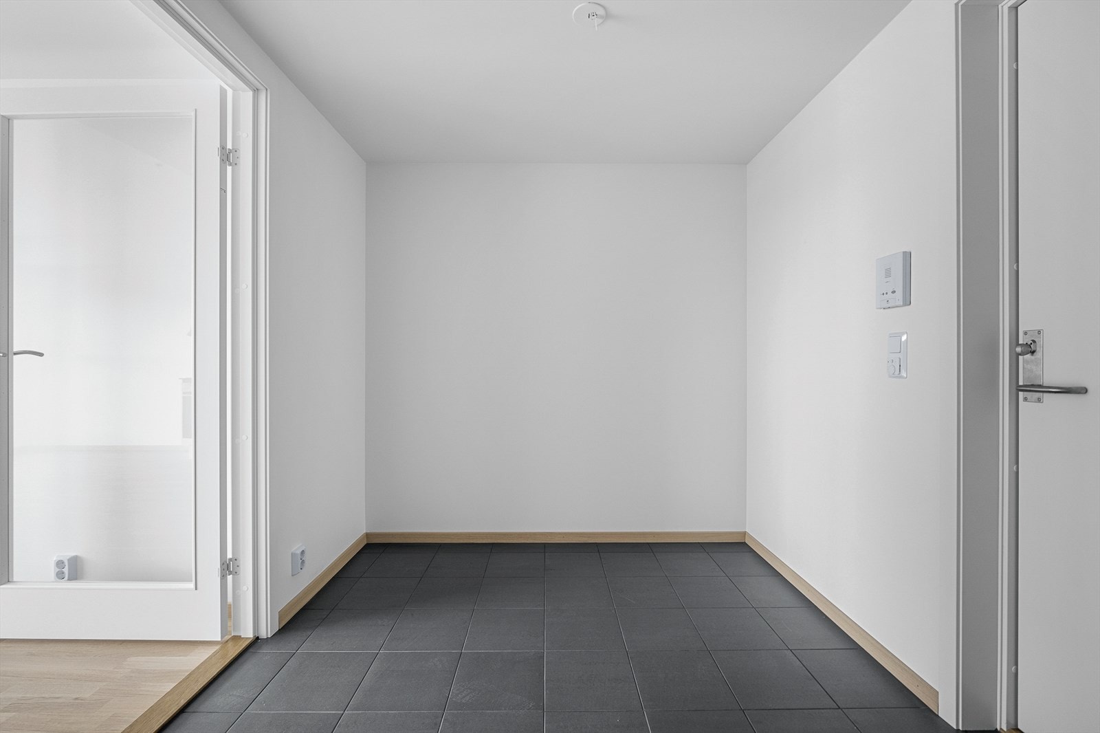 Praktisk og flislagt entré på 5,7kvm med god plass til garderobeskap Galleribilde