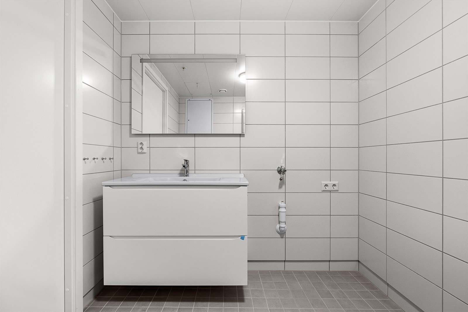 Pent flislagt bad med varme i gulv og opplegg til vaskemaskin Galleribilde