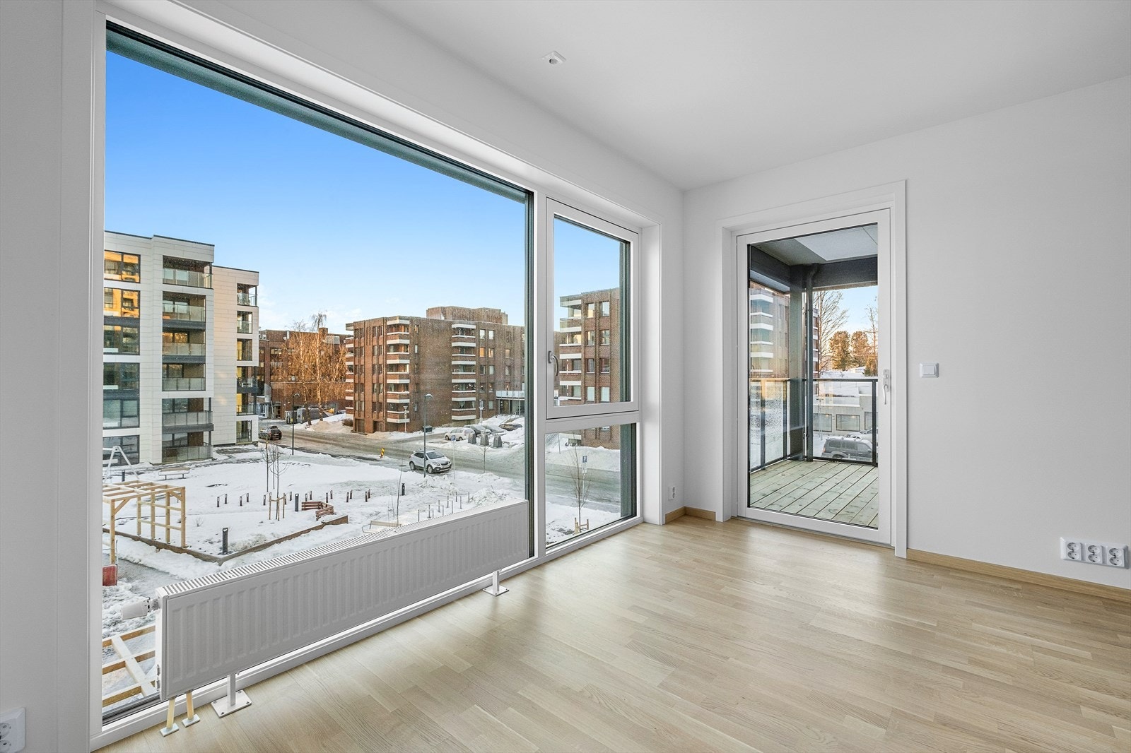 Stue/kjøkken med store vindusflater og fin utsikt - fra stuen har du utgang til en sørøstvendt balkong Galleribilde