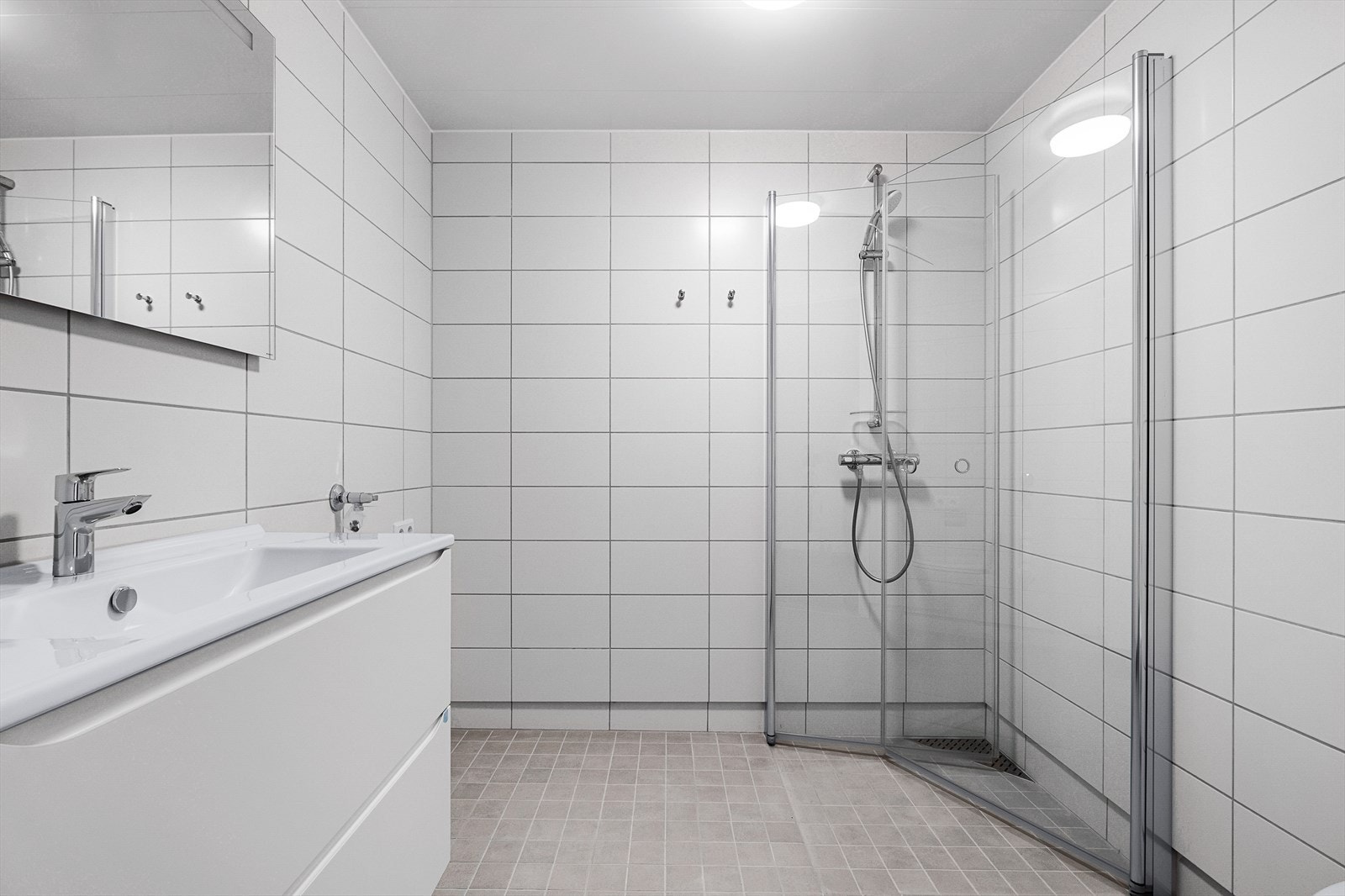 Pent flislagt bad med varme i gulv og opplegg til vaskemaskin Galleribilde