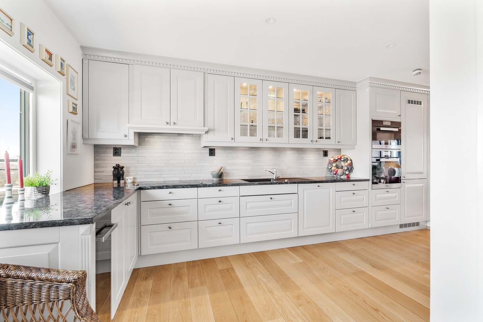 Integrerte kvalitetshvitevarer fra Miele, med stekeovn (dampfunksjon), platetopp, micro, oppvaskmaskin, vinskap og kjøl/frys. Galleribilde