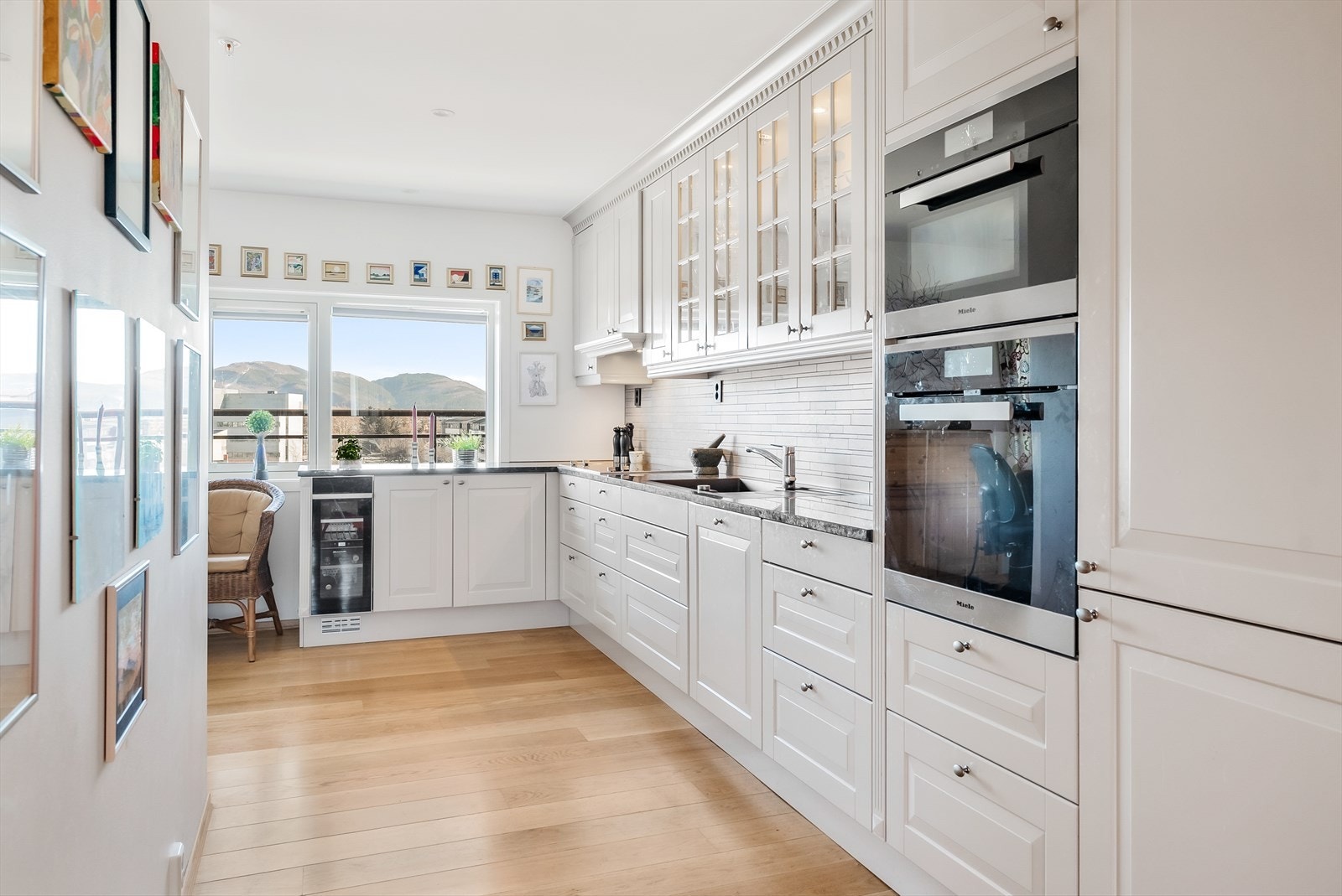 I innredningen har en alt en måtte trenge av skap-, skuff- og benkeplass. Her får kokken i familien gode arbeidsforhold. Galleribilde