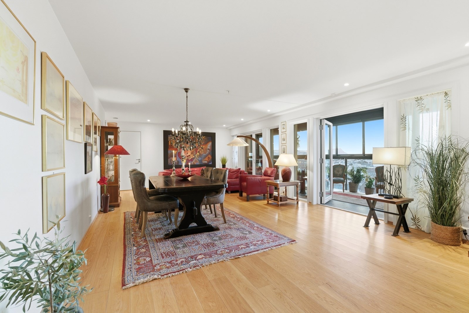 Yngve Holand v/ DNB Eiendom ønsker velkommen til Bankgata 14 og populære Bryggerihagen. Galleribilde