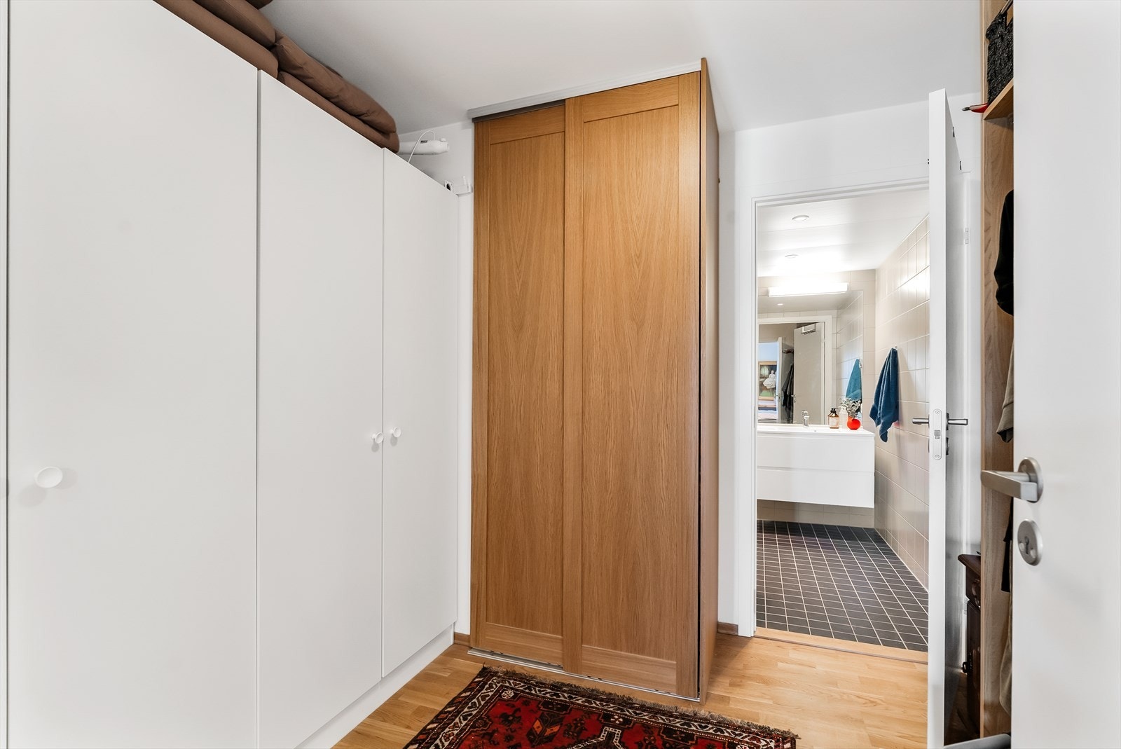 Smart walk-in garderobe med god plass for garderobeløsninger. Galleribilde