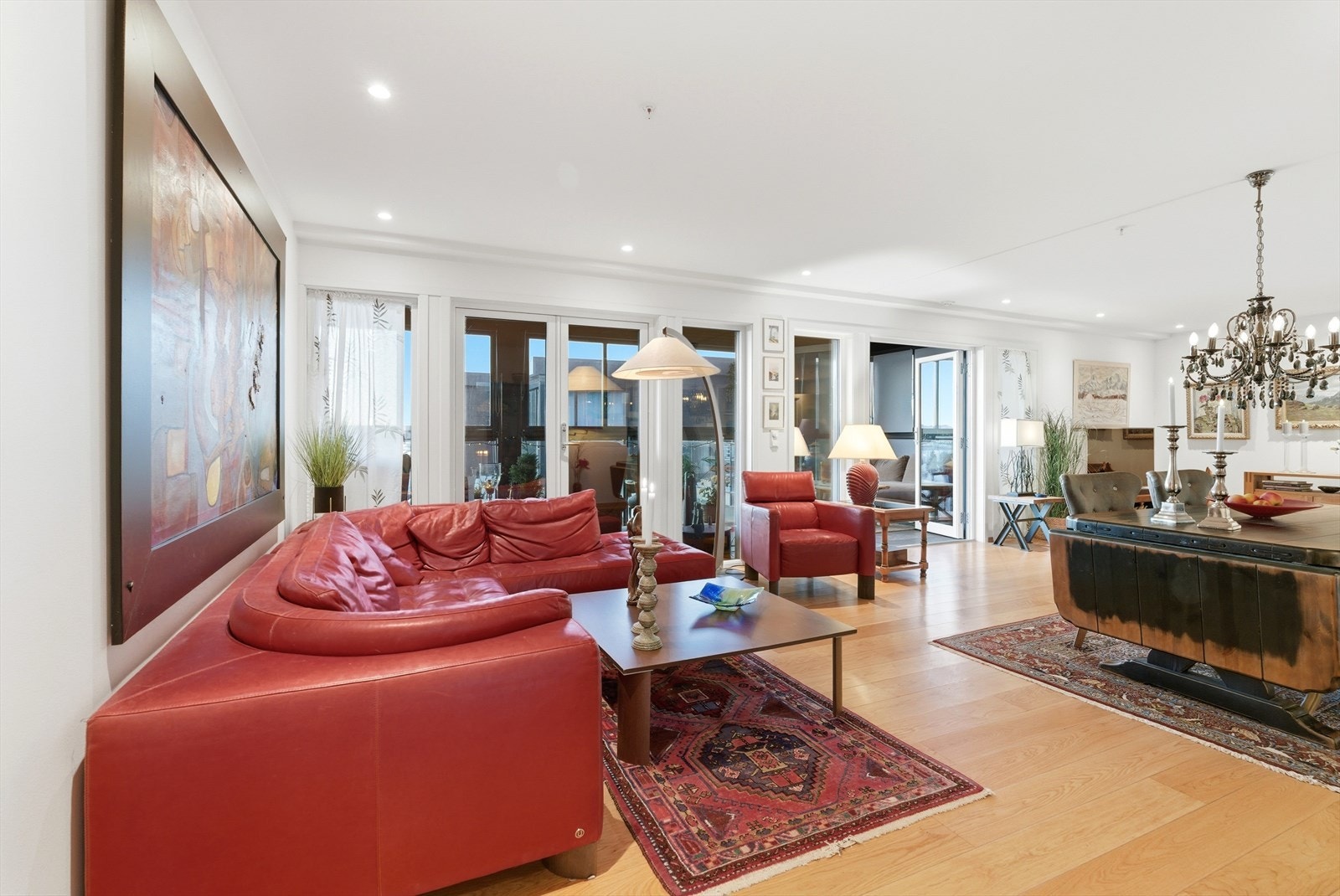 Gode vindusflater sørger for at rommet får godt med naturlig lys. Galleribilde