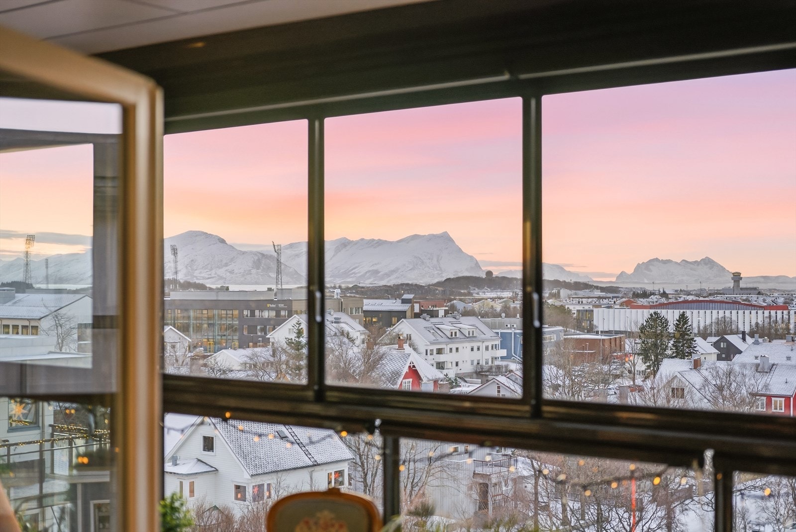 Her ser du helt til Sandhornet, Sør-Arnøy og Fugløya. Galleribilde