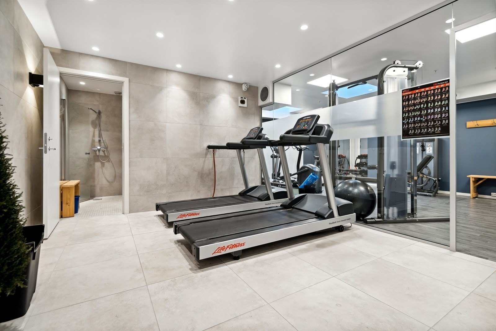 Garderobe med dusj tilknyttet treningsrommet - Her er det også badstue beboerne fritt kan benytte Galleribilde