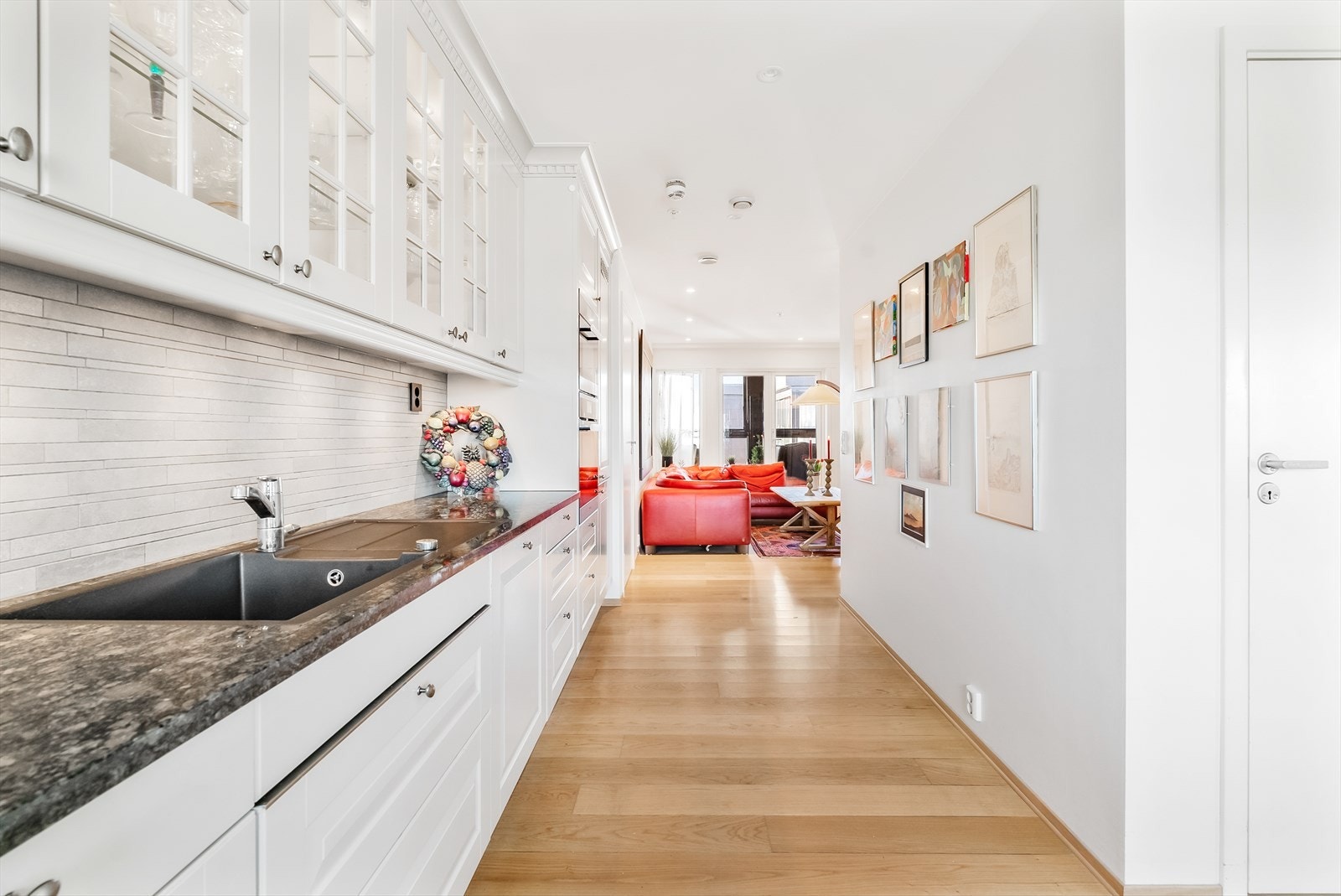 Lyst og tidløst Sigdal Herregaardskjøkken med profilerte fronter og benkeplate av solid stein. Galleribilde