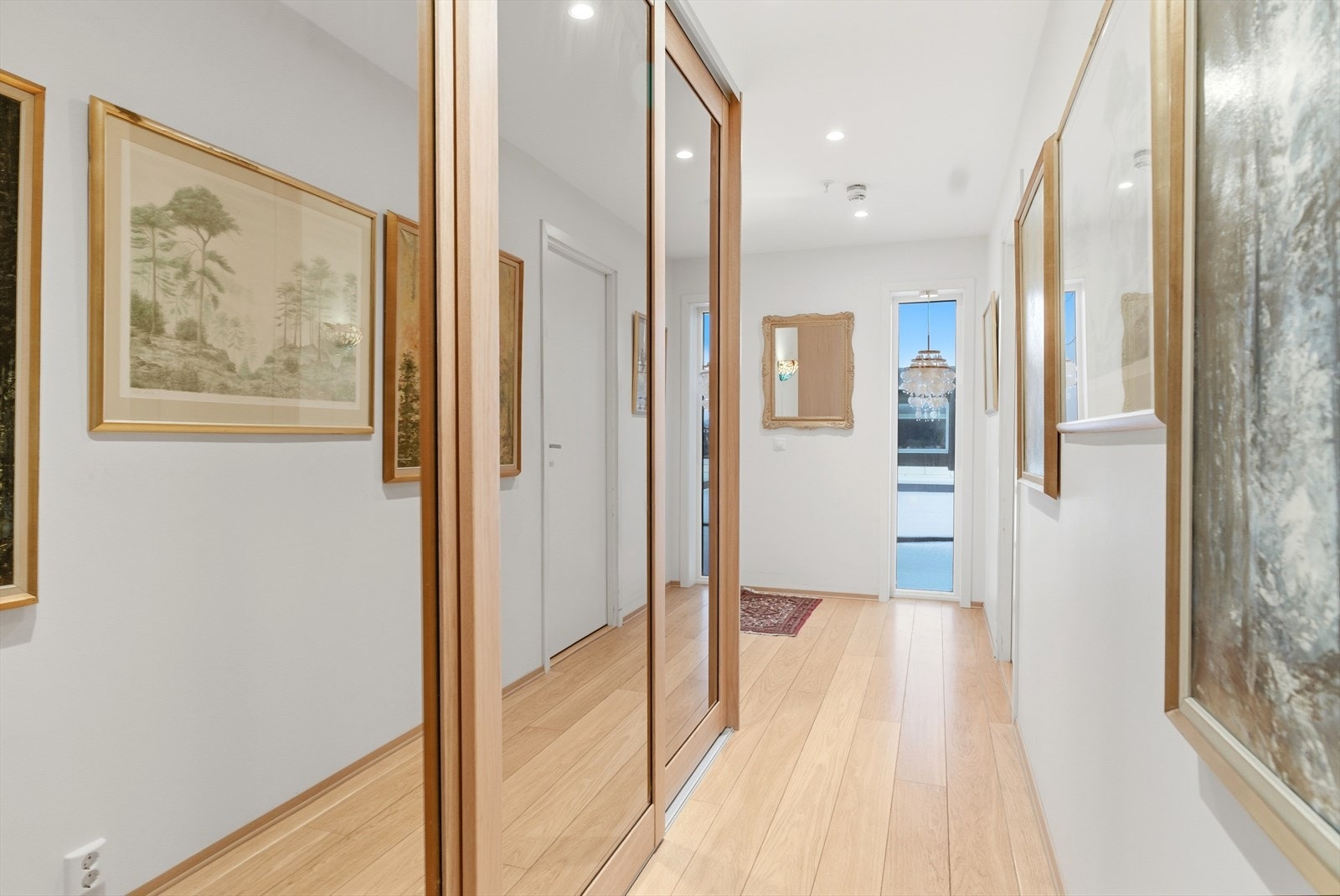 Velkommen til en hyggelig entré med en romslig skyvedørsgarderobe. Galleribilde