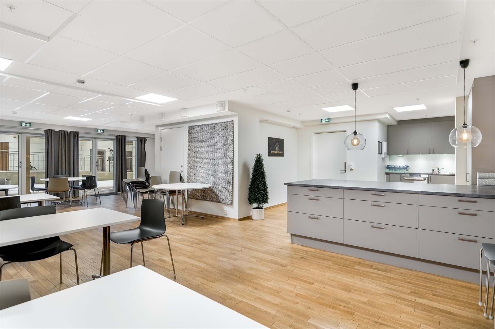 Selskapslokale med fullt utstyrt kjøkken og bordplass til 35-40 gjester som kan leies ved behov Galleribilde