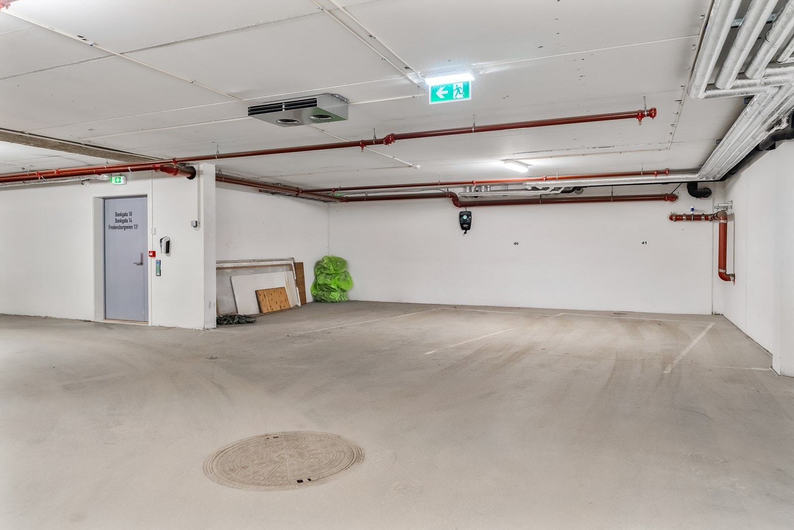 Leiligheten disponerer 2 stk. parkeringsplasser i felles garasjekjeller. Det er etablert el-bil lader. Galleribilde