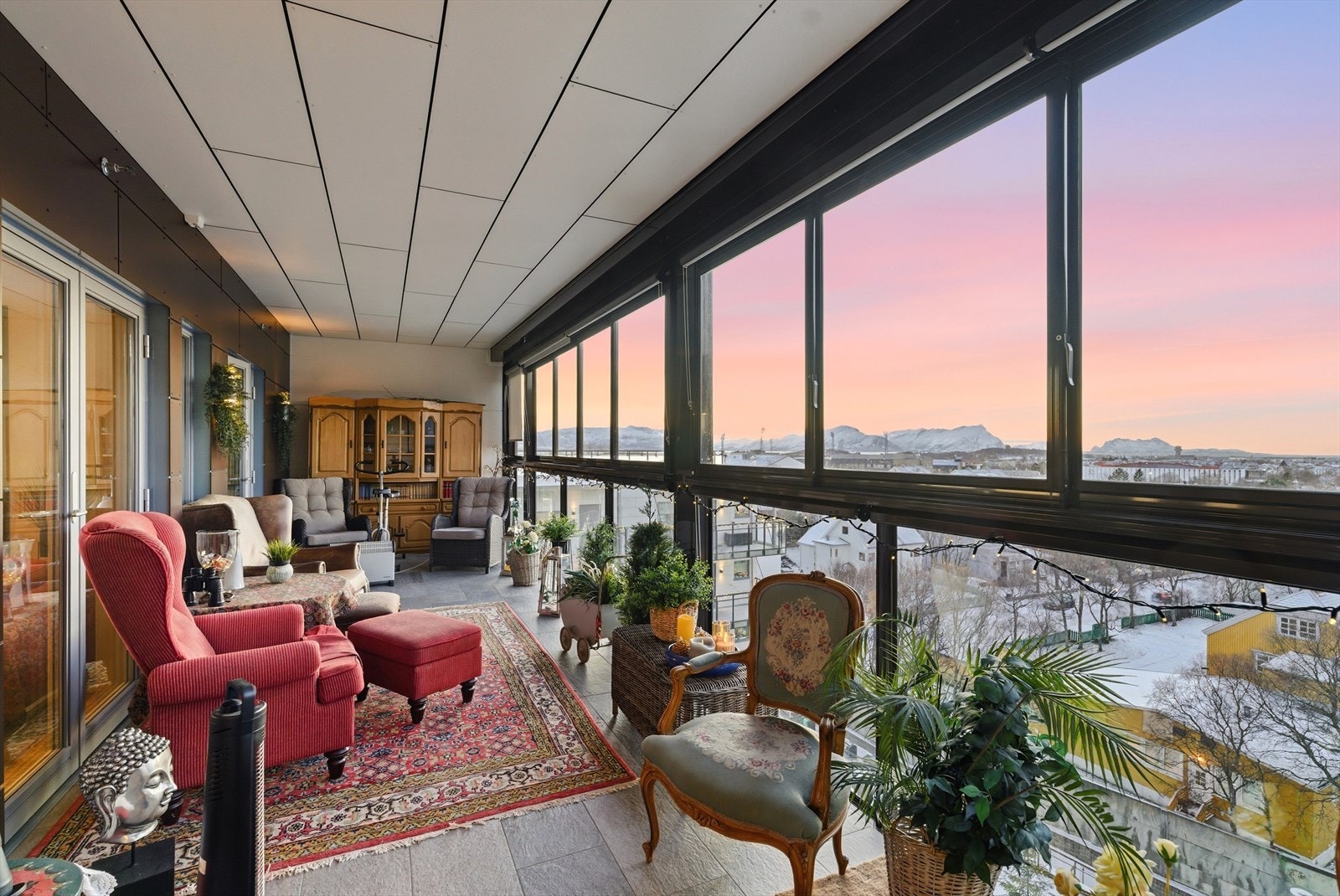 Balkongen er oppgradert med fliser og varmekabler i gulvet. Galleribilde