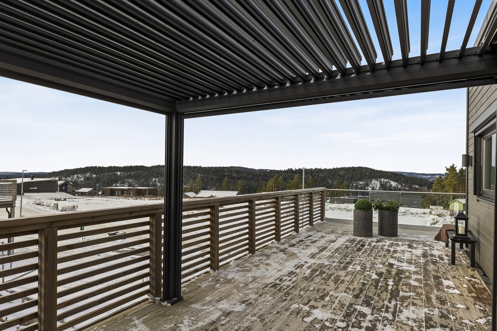 Fra både stue og kjøkken har du utgang til balkong på hele 46 kvm. som strekker seg rundt boligen mot syd og vest. På balkongen har du også en overbygget pergola med nedtrekk på 2 sider, åpningsbart tak med lameller og varmelampe Galleribilde