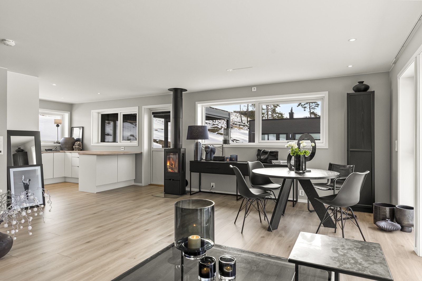 Boligen har en gjennomgående moderne og god standard hvor det er lagt vekt på kvalitet og funksjonelle løsninger Galleribilde