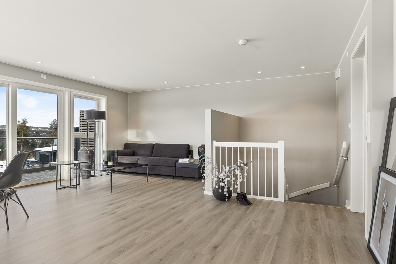 Boligen har 5 elektriske utvendige screens (4 i stue og en på kjøkken) og innvendige plissegardiner på alle soverom og på terrassedør kjøkken Galleribilde