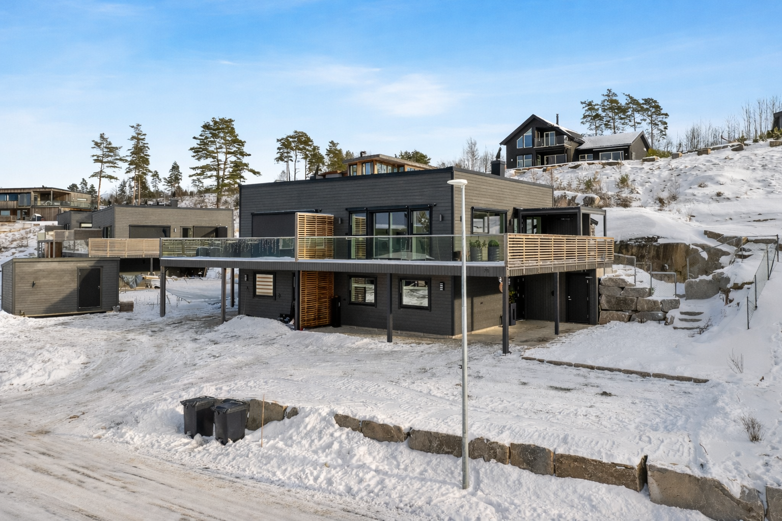 AI generert fasadebilde. Uteområdene er meget pent opparbeidet med gruset innkjøring og gårdsplass, støttemurer og kantstein i granitt, stensetting, skurte fjell med opparbeidede bed og 2 små plenarealer med gress Galleribilde