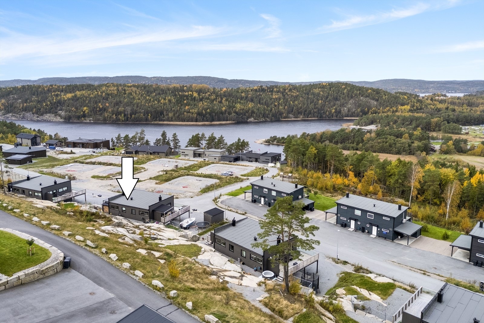 Flott beliggende på Fagerholt, i nytt tomtefelt ca. 9 km fra sentrum. Feltet ligger i ett stille og rolig område uten gjennomgangstrafikk. Feltet grenser til naturen med fjellpartier og skog og har flott utsikt ned til Iddefjorden Galleribilde