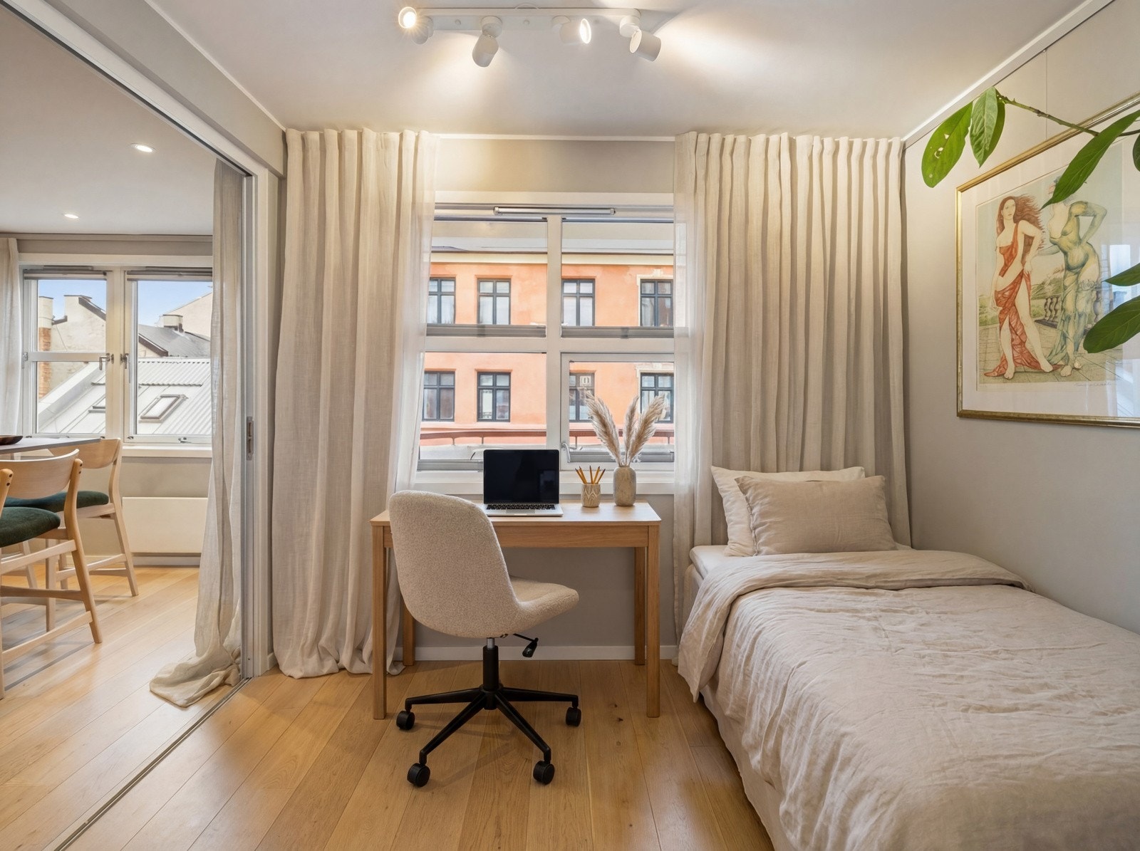 Rommet kan også benyttes som et tredje soverom, evt som kontor/gjesterom. Det er en praktisk skyvegg som kan åpnes lukke ved behov, for å evt skille rommene. Illustrasjon gjort med digital styling og AI. Galleribilde