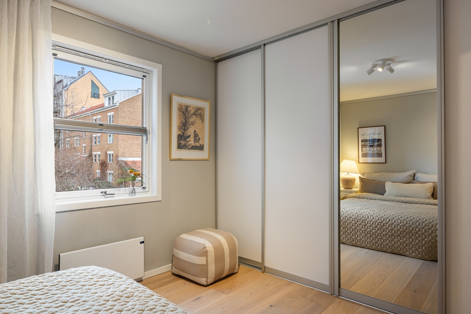 Rommet er innredet med en stor skyvedørsgarderobe som medfølger handelen. Galleribilde