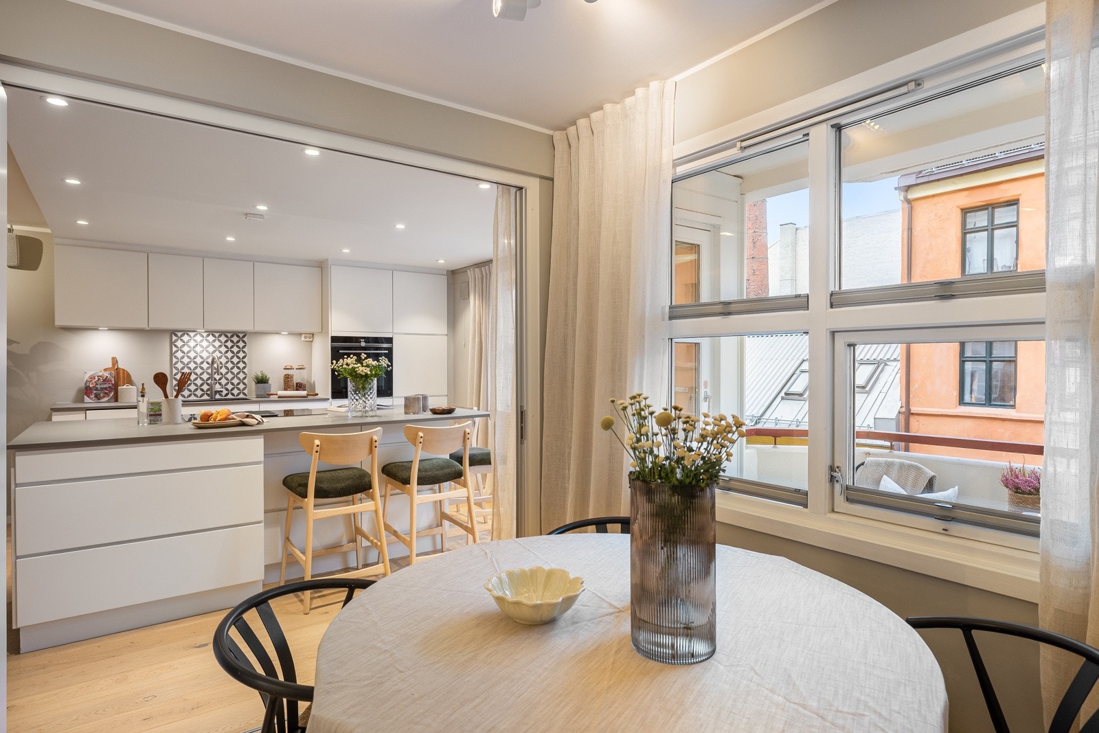 Leiligheten fremstår som vel gjennomført med delikate og tidløse overflater, samt pen en-stavs eikeparkett på gulv. Galleribilde