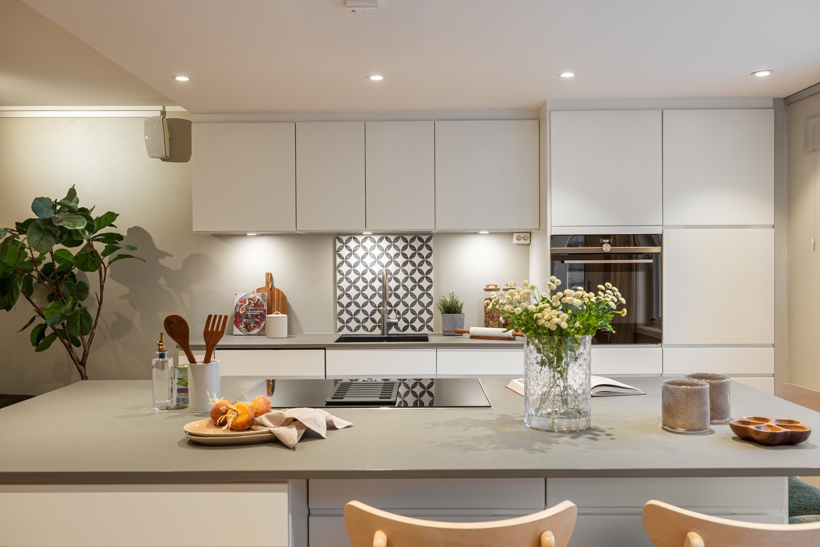 Leiligheten har et stilrent kjøkken fra Kvik med god skap- og benkeplass, samt en stor kjøkkenøy som naturlig blir leilighetens samlingspunkt. Galleribilde